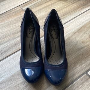 Life Stride Navy Patent Cap-Toe Women’s Pumps
